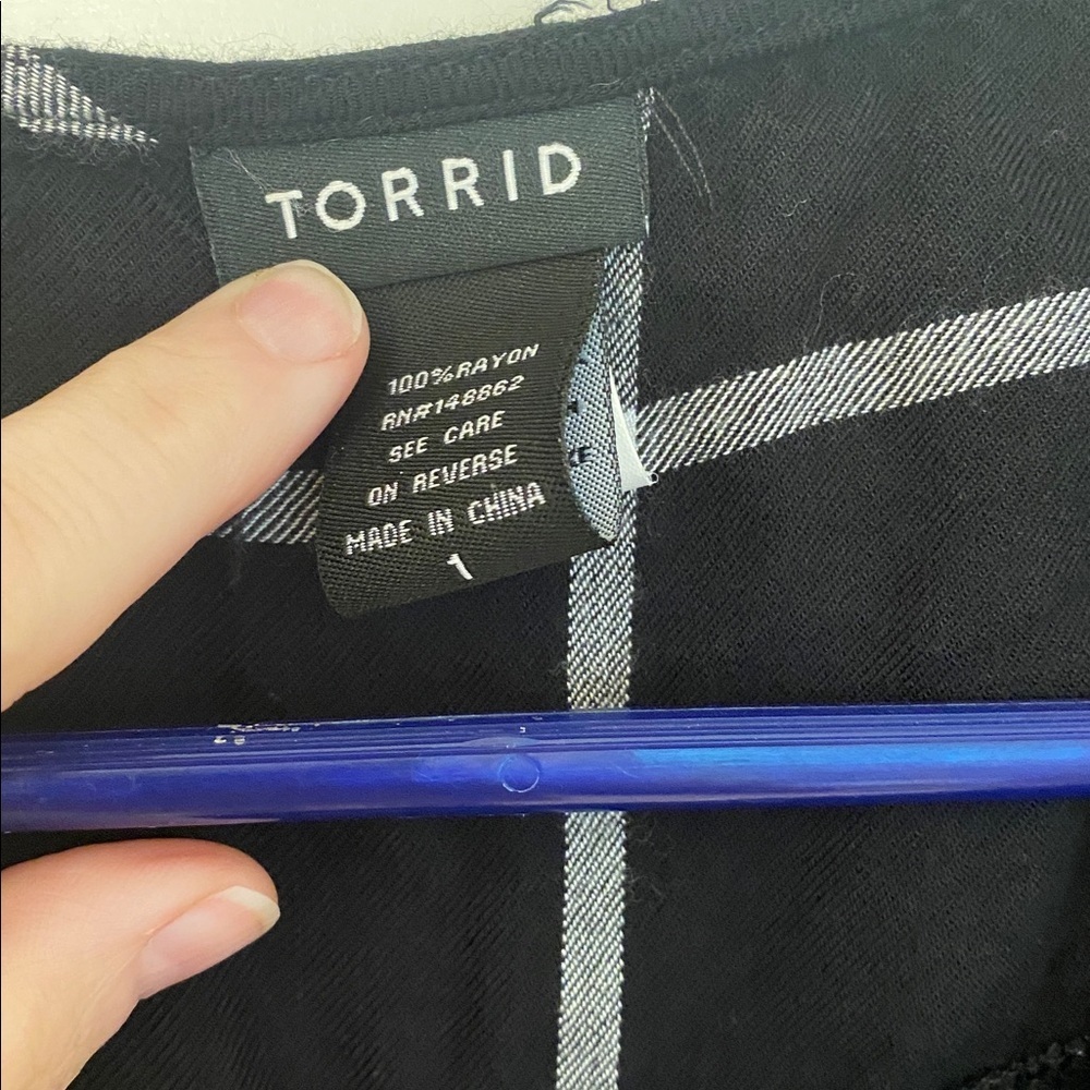 Torrid Black White Plaid Crossover Rayon Blouse Top Size 1 Plus 1X Elastic Hem - Picture 5 of 6